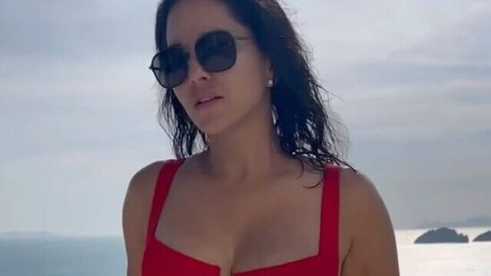 இந்த படத்தில் சன்னி லியோன் சிவப்பு நிற பிகினி உடையில் கடல் கரையில் காட்சியளிக்கிறார்.
