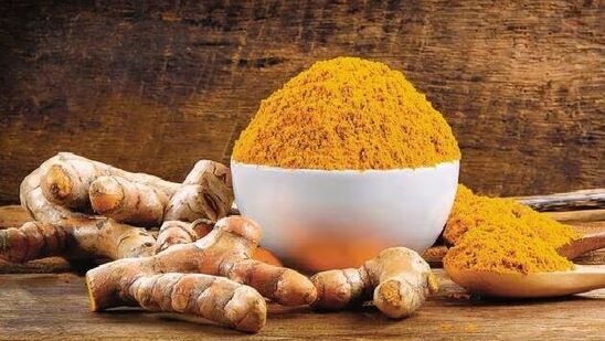 மஞ்சள் மற்றும் இஞ்சி இரண்டிலும் அழற்சி எதிர்ப்பு பண்புகளைக் கொண்ட பயோஆக்டிவ் சேர்மங்கள் உள்ளன. மஞ்சளில் உள்ள குர்குமின் மற்றும் இஞ்சியில் உள்ள ஜிஞ்சரோல் ஆகியவை வீக்கத்தைக் குறைக்கும் திறனைக் கொண்டுள்ளன