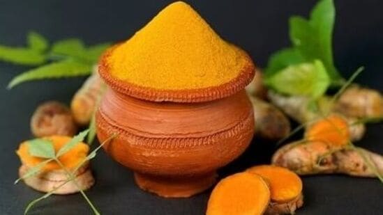 மஞ்சளில் நியூரோபிராக்டிவ் பண்புகளைக் கொண்டுள்ளது. அறிவாற்றல் செயல்பாட்டை மேம்படுத்தும் அதே வேளையில், இஞ்சி மூளையின் ஆரோக்கியத்தை பராமரிக்க உதவுகிறது