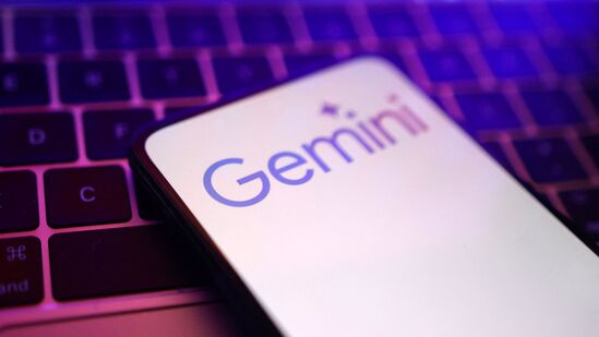 Google introduces Gemini AI app: 9 இந்திய மொழிகளுக்கான ஆதரவுடன் ஜெமினி AI செயலி அறிமுகம்.. பதிவிறக்கம் செய்வது எப்படி?. REUTERS/Dado Ruvic/Illustration