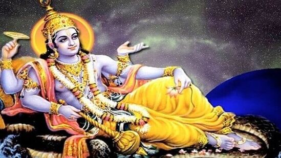 விஷ்ணு பகவான் பிரபஞ்சத்தை பராமரிப்பவர் என்று கூறப்படுகிறது. வியாழன் என்பது விஷ்ணுவுக்கு அர்ப்பணிக்கப்பட்ட நாள். இந்த நாளில் சம்பிரதாயமாக விஷ்ணுவை வழிபடுவது அனைத்து விருப்பங்களையும் நிறைவேற்றுவதாக நம்பப்படுகிறது. ஒவ்வொரு மாதமும், விஷ்ணுவுக்கு அர்ப்பணிக்கப்பட்ட இரண்டு ஏகாதசி விரதங்களும் கடைபிடிக்கப்படுகின்றன. இவற்றில் ஒன்று கிருஷ்ண பக்ஷத்திலும் மற்றொன்று சுக்ல பக்ஷத்திலும் விழுகிறது.
