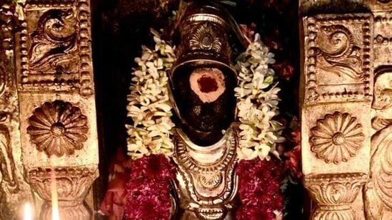 இது குறித்து அவர் பேசும் போது, “வாழ்க்கையில் எவ்வளவு சோதனைகள் வந்தாலும், மீண்டும் எழும் குணம் கொண்டவர்கள் சிம்ம ராசிக்காரர்கள்; சிம்ம ராசி அன்பர்களுக்கு, சனி பகவான் ஜூன் 12 முதல் நவம்பர் 4ம் தேதி வரை வக்ர நிலையில் பயணிக்கிறார். அவர் சமசப்தமாக வக்ர சனியாக, சிம்மத்தை பார்க்கிறார். இது என்ன மாதிரியான பலன்களை தரும் என்பதை பார்க்கலாம்.&nbsp;