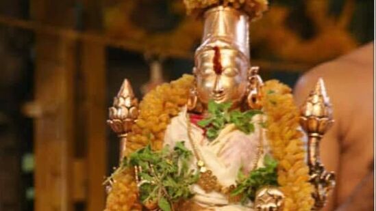 சுற்றி சுழலும் சுக்ரபகவான்&nbsp;சுக்ரன் என்பவன் கடகராசிக்கு 4ம் இடமான துலாம் ராசிக்கும், &nbsp;11ம் வீடு என்று சொல்லக்கூடிய ரிஷபராசிக்கும் அதிபதியாவார். அதாவது, சுபஸ்தானம் மற்றும் லாபஸ்தானத்திற்கு அதிபதியாவார். அஷ்டம சனியில் வாழ்ந்து கொண்டிருக்கும் கடகராசிக்காரர்களின் சுயஜாதகத்தில், சுக்ரதிசை இப்போது நடக்கிறது என்றால் அது தனித்த புதனுடைய பார்வையையோ, சேர்க்கையையோ ராசியில் இருந்து 4ம் இடத்திலோ, 11 ம் இடத்திலோ பெற்று ஆட்சி பெற்றால், நீங்கள் ஜாக்பாட் காலத்திற்குள் நுழைய போகிறீர்கள் என்று அர்த்தம்.&nbsp;&nbsp;&nbsp;