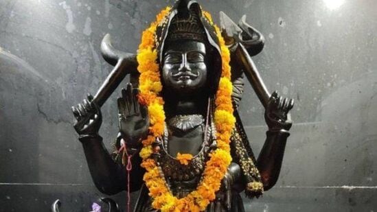 Sani Bhagavan Luck: சனீஸ்வரன் பிடியில் படாதபாடு பட்டுக்கொண்டிருக்கும் அன்பர்கள் செல்ல வேண்டிய முக்கியமான கோயில் பற்றி அவிநாசி ஜோதிலிங்கம் பேசி இருக்கிறார்.&nbsp;கல்யாண தடை கொடுக்கும் சனீஸ்வரன்&nbsp;இது குறித்து அவர் பேசும் போது, “ சனீஸ்வரன் என்றாலே, எல்லோருக்கும் பயங்கர பயம் மற்றும் ஒரு விதமான மன அழுத்தம் என்பது இயல்பாகவே வந்து விடும். லக்னத்தில், 7, 5, 2 ஆகிய இடங்களில் சனிபகவான் இருந்தால், கல்யாணத்தை தாமதப்படுத்துவார். சனி எப்போதுமே கல்யாணத்தை தாமதப்படுத்துவாரே, தவிர தடை செய்யமாட்டார். அது மட்டுமல்ல, அதனுடன் தொழில்தடை, மன அழுத்தம் உள்ளிட்ட பல பிரச்சினைகளும் வந்து விடும்.&nbsp;&nbsp;&nbsp;