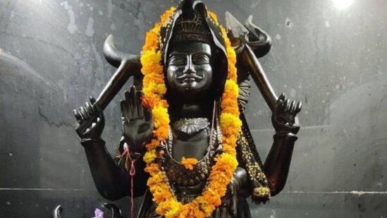 சிம்மராசிக்காரர்களை பொருத்தவரை, அவரது ராசியில் சனிபகவான் வக்ர நிலை அடைந்திருக்கிறார். ஆகையால், அவர்களுக்கு ஜாக்பாட் யோகம் அடிக்கும் என்று ஜோதிடர் சுபாஷ் பாலகிருஷ்ணன் தன்னுடைய யூடியூப் சேனலில் பேசி இருக்கிறார்.&nbsp;&nbsp;&nbsp;