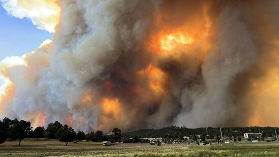 New Mexico wildfires: நியூ மெக்சிகோ காட்டுத் தீயில் 2 பேர் பலி, 1,400 கட்டிடங்கள் சேதம். AFP PHOTO / Pamela L. Bonner