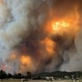 New Mexico wildfires: நியூ மெக்சிகோ காட்டுத் தீயில் 2 பேர் பலி, 1,400 கட்டிடங்கள் சேதம். AFP PHOTO / Pamela L. Bonner