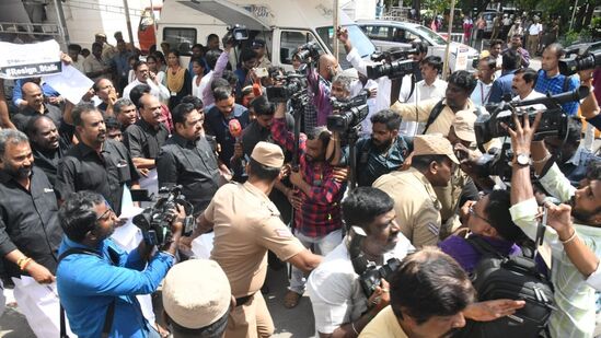 தமிழ்நாடு சட்டப்பேரவை கூட்டம் இன்று காலை 10 மணிக்கு கேள்வி நேரத்துடன் தொடங்கியபோது, கேள்வி நேரத்தை ஒத்திவைத்துவிட்டு கள்ளக்குறிச்சி சம்பவம் தொடர்பாக விவாதம் நடத்தக்கோரி அதிமுக எம்,எல்.ஏக்கள் கோஷம் எழுப்பினர்.&nbsp;