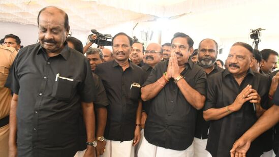 இன்று காலை தொடங்கிய தமிழ்நாடு சட்டப்பேரவை கூட்டத்திற்கு அதிமுக எம்.எல்.ஏக்கள் அனைவரும் கருப்பு சட்டை அணிந்து தங்கள் எதிர்ப்பை பதிவு செய்தனர்.&nbsp;