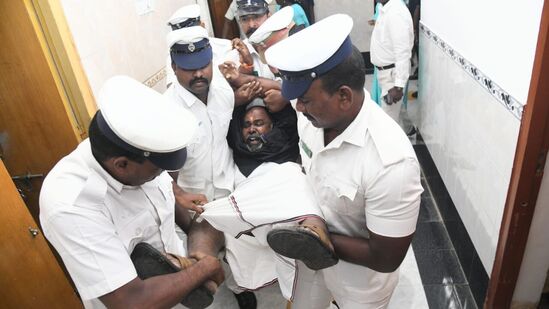 முதலமைச்சர் மு.க.ஸ்டாலின் பதவி விலக்கோரி பதாகைகளை ஏந்தி முழக்கமிட்ட நிலையில், சபாநாயகர் அப்பாவு உத்தரவுக்கு இணங்க அதிமுக எம்.எல்.ஏக்கள் குண்டுக்கட்டாக வெளியேற்றப்பட்டனர். (எதிர்க்கட்சித் துணைத் தலைவர் ஆர்.பி.உதயக்குமார் குண்டுக்கடாக வெளியேற்றப்படும் காட்சி)