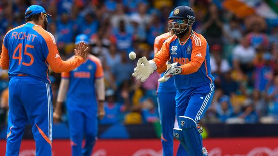 விக்கெட் கீப்பர்களில் உலக சாதனை புரிந்து, கில்கிறிஸ்ட், சங்ககாரா, ஏபி டிவில்லயர்சை பின்னுக்கு தள்ளிய ரிஷப் பண்ட் விக்கெட் கீப்பர்களில் உலக சாதனை புரிந்து, கில்கிறிஸ்ட், சங்ககாரா, ஏபி டிவில்லயர்சை பின்னுக்கு தள்ளிய ரிஷப் பண்ட்