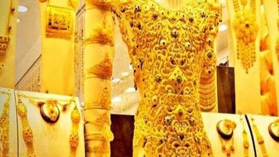 சென்னையில் கடந்த சில நாட்களாக 22 கேரட் ஆபரணத் தங்கத்தின் விலை வரலாறு காணாத வகையில் நாளுக்கு நாள் புதிய உச்சத்தை அடைந்து வருகிறது. அந்த வகையில் சென்னையில் தங்கம் மற்றும் வெள்ளியின் இன்றைய விலை நிலவரம் குறித்து பார்ப்போம்.