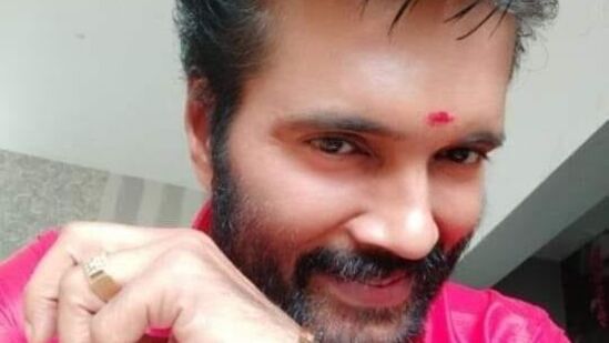 சமூக நீதி போராளிகளே&nbsp;ஆகையால், யாரெல்லாம் சமூக நீதி போராளிகளாக இருக்கிறார்களோ, அவர்கள் தங்களது குடும்பத்தில், ஒரு சுயமரியாதை திருமணத்தை நடத்தி விட்டு, வெளியே வந்து அதனை பற்றி பேசுங்கள். சாதியப்பிரிவினை, மதப்பிரிவினை உள்ளிட்டவற்றையெல்லாம் உருவாக்க வேண்டும் என்ற காரணத்திற்காகவே இவை உருவாக்கப்படுகிறது. இவையெல்லாம் நிறுத்தப்பட வேண்டும் என்றால், பெற்றோரின் கையெழுத்து இல்லாமல் அங்கு திருமணம் நடக்கக்கூடாது என்று, ரிஜிஸ்டர் ஆஃபிசில் ஒரு சட்டம் கொண்டு வர வேண்டும். அதை கொண்டு வந்து விட்டால், எங்கேயும் ஆணவக்கொலை, சமூகப்பிரச்சினை, நாடக காதல் உள்ளிட்டவை நடக்கவே நடக்காது.&nbsp;&nbsp;&nbsp;