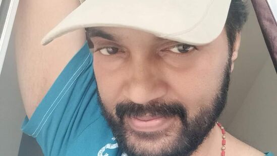 Actor Ranjith: பிரபல நடிகர் ரஞ்சித் இயக்கி இருக்கும் திரைப்படம் கவுண்டம்பாளையம். இந்தப்படத்தின் படக்குழுவினர் இன்று கோவை கோனியம்மன் கோயிலில் வழிபாடு மேற்கொண்டனர். இந்த வழிபாட்டிற்கு பின்னர், நடிகர் ரஞ்சித் செய்தியாளர்களுக்கு பேட்டி அளித்தார்.சமூக நீதியா… எனக்கு கோபம் வரும்&nbsp;அப்போது பேசிய ரஞ்சித், “கவுண்டம்பாளையம் திரைப்படம் ஜூலை 5 அன்று வெளியாகிறது. நாடக காதலை மையப்படுத்தி, விழிப்புணர்வு ஏற்படுத்தும் படமாக இந்தத்திரைப்படம் எடுக்கப்பட்டு இருக்கிறது. கோவை பகுதியைச் சுற்றி படம் எடுக்கப்பட்டுள்ளது. சமூக நீதி பற்றி யாராவது பேசினால், எனக்கு கடும் கோபம் வரும். என்ன சமூக நீதி.. ஒரு பெண்ணை அவரது பெற்றோர் கடுமையாக உழைத்து, கஷ்டப்பட்டு வளர்த்து ஆளாக்கினால், திடீரென்று யாராவது ஒருவன் வந்து தூக்கிச்செல்வான். இதற்கு பெயர் சமூக நீதியா?&nbsp;முதலில் சமூக நீதி என்பதே தவறு.&nbsp;