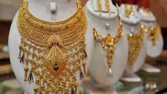 நேற்றைய தங்கம் விலை நிலவரம் : சென்னையில் 22 கேரட் ஆபரணத் தங்கத்தின் விலை நேற்று (ஜூன் 21) சவரன் ரூ.54,240-க்கு விற்கப்பட்டது. ஒரு கிராம் ஆபரணத் தங்கத்தின் விலை ரூ.6,780-க்கு விற்பனை செய்யப்பட்டது.