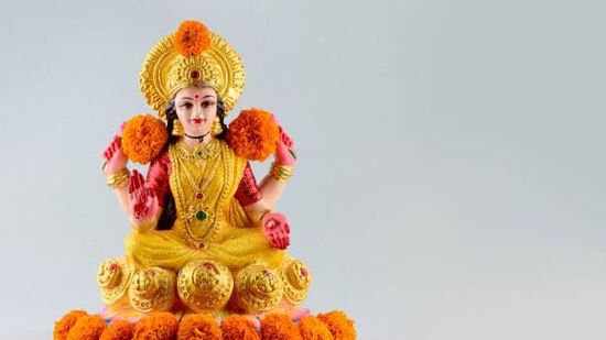 அதே நேரத்தில், ஜோதிடத்தின் படி, 12 ராசிகளில் சில ராசிகள், லட்சுமி தேவிக்கு மிகவும் பிரியமானவை. இந்த ராசிக்காரர்கள் மீது லக்ஷ்மியின் அருள் எப்போதும் இருக்கும். இந்த ஆண்டு இறுதி வரை எந்த ராசிக்காரர்கள் லட்சுமி தேவிக்கு கருணையினைப் பெறப்போகிறார்கள் என்பதை அறிந்துகொள்வோம்.&nbsp;