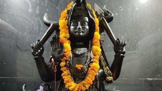 ஜோதிடர்கள் கூறுகையில், சனிக்கு 3 ராசிகள் மிகவும் பிடிக்கும், அதனால் தான் அவர் 365 நாட்களில் ஒவ்வொரு மணி நேரமும் ஒவ்வொரு நிமிடமும் அருள்பாலிக்கிறார்.