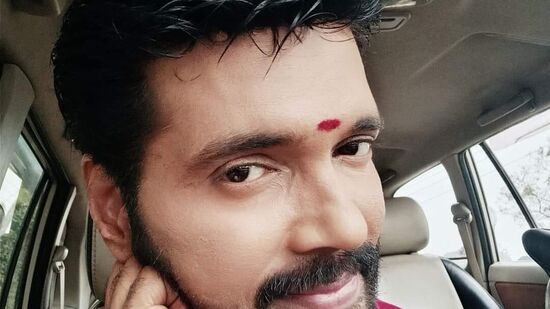 நாடககாதல் என்று சொன்ன உடனேயே, என்னை சாதி வெறியன் என்று முத்திரை குத்தி விடுகிறார்கள். நாடக காதல் ஒரு குறிப்பிட்ட சாதிக்கு நடப்பதில்லை, எல்லா சாதியினருக்கும் நடக்கிறது. நாடக காதல் என்று நான் சொல்வதால், என்னை நீங்கள் சாதி வெறியன் என்று முத்திரை குத்துவீர்கள் என்றால், கையெடுத்து கும்புடுகிறேன். நான் சாதிவெறியன்தான். சொல்லிக்கொள்ளுங்கள் தவறு கிடையாது.” என்று பேசினார்.&nbsp;