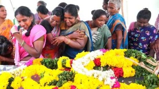 Kallakurichi Hooch Tragedy: கள்ளக்குறிச்சியில் விஷச்சாராயம் அருந்திய விவகாரத்தில், இதுவரை 55 பேர் பலியாகி இருக்கின்றனர். இந்த சம்பவம் நாட்டையே உலுக்கிப்போட்டு இருக்கிறது. மருத்துவமனையில் சிகிச்சை பெற்று வரும் பலரின் உடல்நிலையும் கவலைக்கிடமாக இருப்பதால், உயிரிழப்புகள் மேலும் அதிகரிக்கலாம் என்று சொல்லப்படுகிறது.&nbsp;எவ்வளவோ விபத்துக்கள், கொலைகள் உள்ளிட்டவற்றில் சிக்கி சின்னாபின்னாமானவர்களையெல்லாம் கூட, கடைசி நொடியில் காப்பாற்றும் இந்த நவீன மருத்துவம், இந்த விஷயத்தில் இவ்வளவு தடுமாறுவது ஏன்? விஷச்சாராயம் என்ன அவ்வளவு கொடூரமானதா? கள்ளச்சாராயம் எப்படி விஷச்சாராயமாக மாறுகிறது உள்ளிட்டவற்றை தெரிந்து கொள்ள பேராசிரியர் ஒருவரை தொடர்பு கொண்டு பேசினேன்.&nbsp;&nbsp;