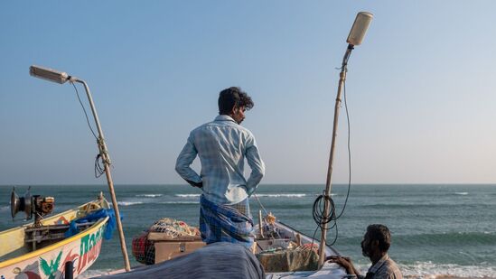 Tamil Fishermen Arrested: நெடுந்தீவு அருகே மீன்பிடித்த தமிழக மீனவர்கள் 22 பேரை இலங்கை கடற்படை கைதுசெய்து அட்டூழியம் செய்துள்ளது.