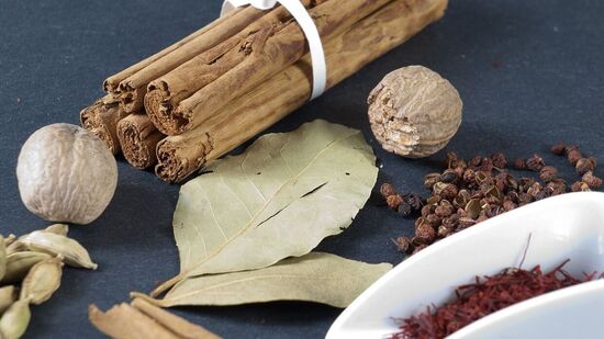 மூட்டு வலியில் இருந்து நிவாரணம் அளிக்கிறது - ஜாதிக்காயில் உள்ள அழற்சி எதிர்ப்பு மற்றும் குத சாசிச பொருட்கள் உடல் வலியில் இருந்து நிவாரணம் பெற உதவுகின்றன. மூட்டு வலியால் அவதிப்படுபவர்களுக்கு இந்த ஜாதிக்காய் மேஜிக் போல வேலை செய்கிறது.