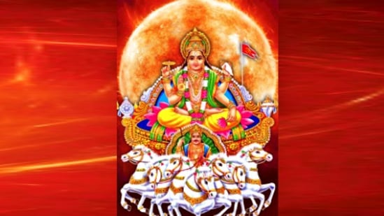 சூரிய பகவான் வருகின்ற ஜூன் 15ஆம் தேதி அன்று மிதுன ராசியில் நுழைகின்றார். அதற்கு முந்தைய நாளான ஜூன் 14ம் தேதி அன்று புதன் பகவான் மிதுன ராசியில் நுழைகின்றார். இதனால் மிதுன ராசியில் சூரியன் மற்றும் புதன் இவர்கள் இருவரும் ஒன்று சேர்கின்றனர். கிரகங்களின் சேர்க்கை அனைத்து ராசிகளுக்கும் மிகப்பெரிய தாக்கத்தை ஏற்படுத்தும். இதனால் ஒரு சில ராசிகள் அதிர்ஷ்டத்தைப்படுகின்றனர். அது எந்தெந்த ராசிகள் என்பது குறித்து இங்கு தெரிந்து கொள்ளலாம்.&nbsp;