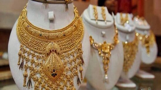 சர்வதேச பொருளாதார சூழல், அமெரிக்க டாலருக்கு நிகரான இந்திய ரூபாயின் மதிப்பு ஆகியவற்றின் அடிப்படையில் தங்கம் விலை நாள்தோறும் நிர்ணயம் செய்யப்படுகிறது. அதன்படி, தங்கம் விலை கடந்த சில மாதங்களாக திடீரென அதிரடியாக உயர்வதும், குறைவதுமாக இருந்து வந்தது.&nbsp;