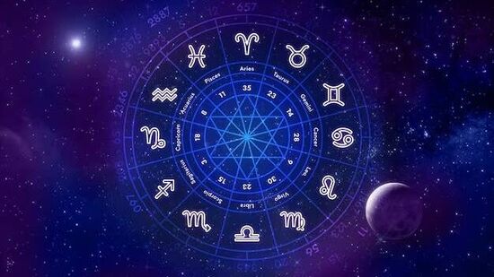 July Horoscope 2024: கிரக ராசிகளின் அடிப்படையில் ஜூலை மாதம் மிகவும் சிறப்பு வாய்ந்ததாக கருதப்படுகிறது. ஜூலை மாதத்தில், சில ராசிக்காரர்கள் நிதி, வணிகம் மற்றும் தொழில் ஆகியவற்றில் நன்மைபெறும் வாய்ப்புகள் கிடைக்கும் என ஜோதிடர்கள் மதிப்பிடுகின்றனர்.
