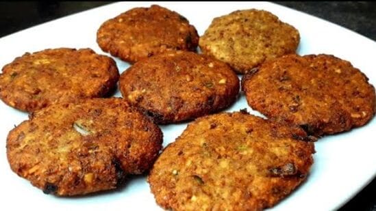 Horse Gram Vadai : மொறு மொறு கொள்ளு வடை, சுவையான ஈவ்னிங் ஸ்னாக்ஸ் ஆகும். இந்த வடை உடல் எடையை குறைக்கவும் உதவும். எனவே ஆரோக்கியமான ஸ்னாக்ஸ் சாய்ஸ்க்கு இந்த வடையை தேர்ந்தெடுத்துக்கொள்ளுங்கள்.