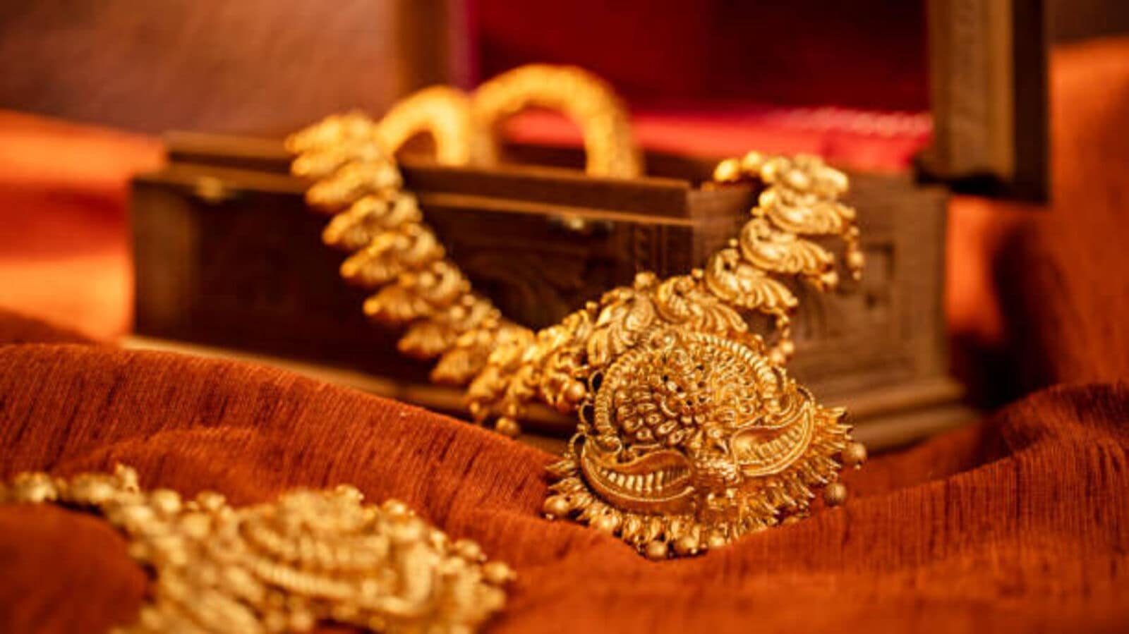 Today Gold Rate: ஹேப்பியா மக்களே.. நகை வாங்க போகலாமா.. இன்றைய தங்கம் விலை நிலவரம் இதுதான்..!