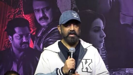 Kamal Haasan: இந்தியன் 2 &nbsp;பத்திரிகையாளர் சந்திப்பு இன்றைய தினம் சென்னையில் நடந்தது. அந்த நிகழ்வில் கலந்து கொண்டு பேசிய கமல்ஹாசன், “நன்றாக நடிக்கும் நடிகர்கள், நண்பர்கள் சிலர் இங்கு இல்லை. கடந்த தெருவில்தான் விவேக் தொடர்பான காட்சிகளை ஷங்கர் எடுத்துக்கொண்டிருந்தார். ஏதோ இப்போதுதான் நடந்தது போல இருக்கிறது. காலம் எவ்வளவு வேகமாக ஓடுகிறது என்பதற்கு இந்தியன் 1, 2 உதாரணம். இங்கு ரவி வர்மன், ஷங்கர் சாரும், கமல் சாரும் நினைத்தால் கூட இந்த மாதிரியான படத்தை எடுக்க முடியாது என்றார். அதனை நான் மறுக்கிறேன். எடுத்து இருக்கிறோம். அதுதான் இந்தியன் 3.” என்றார்.&nbsp;