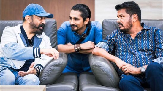 மேலும் பேசிய அவர், “39 Steps என்ற படத்தை முதலில் கருப்பு, வெள்ளையாக எடுத்த Hitchcock, பின்னர் கலரில் எடுத்தார். அதே போல cecil b demille 10 commandments என்ற படத்தை முதலில் கருப்பு வெள்ளையாக எடுத்தார். பின்னர் அதனை கலரில் எடுத்தார். இன்று வரையிலும் அதனை பார்ப்பதற்கு நன்றாக இருக்கிறது. இப்போது அந்த பெருமை ஷங்கருக்கு கிடைத்திருக்கிறது. ஷங்கருக்கு கிடைத்திருப்பதால், தற்போது அது எனக்கும் கிடைத்திருக்கிறது. பியூ சின்னப்பா நடித்த உத்தமபுத்திரன் திரைப்படத்தில், சிவாஜி கணேசன் நடித்தார். ஆனால், அப்போது அவர் இல்லை.&nbsp;
