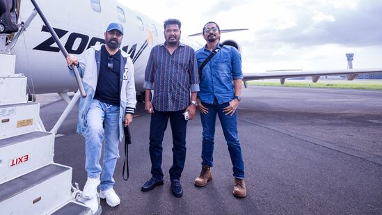 லஞ்சம் இன்னும் அதிகமானதன் காரணமாகத்தான், இந்தியன் தாத்தாவின் இரண்டாவது வருகைக்கு பெரிய அர்த்தமே உருவாகி இருக்கிறது.&nbsp;நன்றாக நடிக்கும் நடிகர்கள், நண்பர்கள் சிலர் இங்கு இல்லை. கடந்த தெருவில்தான் விவேக் தொடர்பான காட்சிகளை ஷங்கர் எடுத்துக்கொண்டிருந்தார். ஏதோ இப்போதுதான் நடந்தது போல இருக்கிறது. காலம் எவ்வளவு வேகமாக ஓடுகிறது என்பதற்கு இந்தியன் 1, 2 உதாரணம். இங்கு ரவி வர்மன், ஷங்கர் சாரும், கமல் சாரும் நினைத்தால் கூட இந்த மாதிரியான படத்தை எடுக்க முடியாது என்றார். அதனை நான் மறுக்கிறேன். எடுத்து இருக்கிறோம். அதுதான் இந்தியன் 3.&nbsp;இந்தியன் 3&nbsp;இவ்வளவு கால இடைவெளியை எடுத்துக்கொண்டதற்கு நாங்கள் காரணமல்ல. இயற்கை, விபத்துகள் என பலவை இடையூறாக வந்தன. அதிலிருந்து மீட்டு, இந்தியன் தாத்தாவை தோளில் தூக்கி வந்த லைகா நிறுவனத்திற்கும், ரெட் ஜெயிண்ட் நிறுவனத்திற்கும் இந்தியன் 2 -வும், 3 யும் கடமை பட்டு இருக்கிறது” என்று பேசினார்.&nbsp;