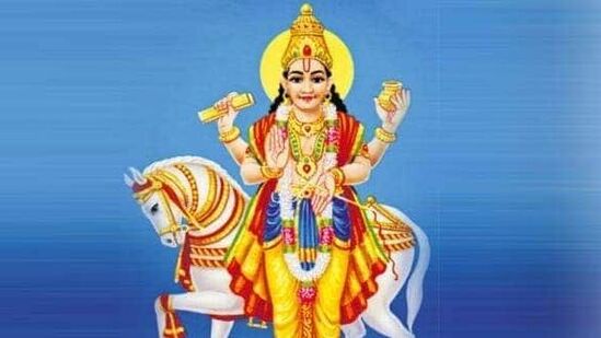 நவக்கிரகங்களில் சுக்கிரன் மகிழ்ச்சி, செல்வம், காதல், திருமணம் போன்றவற்றின் அதிபதி. சுப கிரகம் என்று அழைக்கப்படும் சுக்கிரனின் பெயர்ச்சி மிகவும் முக்கியமானது என்று கூறப்படுகிறது. லக்னத்தில் சுக்கிரன் உயர்ந்த நிலையில் இருந்தால், அனைத்து செல்வங்களும் கிடைக்கும் என்பது நம்பிக்கை.