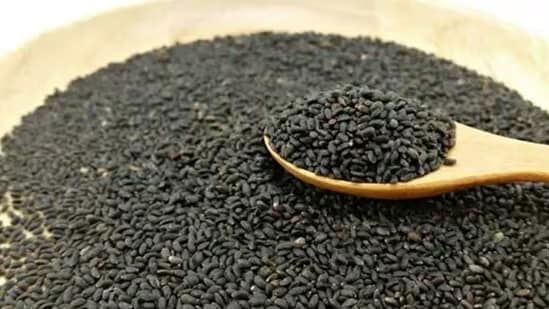 துளசி விதைகள் (சப்ஜா): துளசி விதைகளை அதாவது சப்ஜாவை இரவோடு இரவாக ஊறவைப்பதால் அவற்றின் நீரேற்றம் அதிகரித்து ஜீரணிக்க எளிதாகிறது. இந்த சிறிய விதைகளில் நார்ச்சத்து நிறைந்துள்ளது, செரிமானத்திற்கு உதவுகிறது மற்றும் எடை மேலாண்மைக்கு உதவுகிறது.