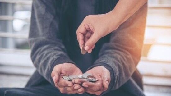 இந்த நாளில் ஒரு ஏழை நபருக்கு ஒருவர் உதவ வேண்டும்.