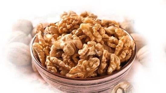 வால்நட்ஸ்: அக்ரூட் பருப்பை ஊறவைப்பது பைடிக் அமிலத்தின் அளவைக் குறைக்க உதவுகிறது. இது ஊட்டச்சத்துக்கள் முழுமையாக கிடைப்பது மற்றும் ஜீரணத்தை எளிதாக்குகிறது. வால்நட்ஸில் ஒமேகா-3 கொழுப்பு அமிலங்கள் நிறைந்துள்ளன, மூளையின் ஆரோக்கியத்தை ஆதரிக்கிறது மற்றும் வீக்கத்தைக் குறைக்கிறது.