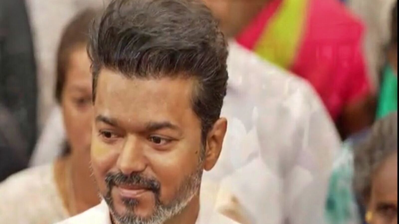 TVK Vijay: வெள்ளை சட்டையில் என்ட்ரி.. தொடங்கியது மாணவர்களுக்கு விருது வழங்கும் விழா!