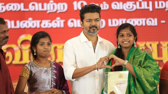 மாணவர்களுடன் விஜய்