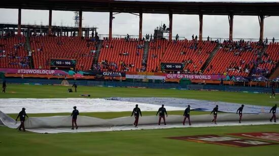 கயானாவில் ஜூன் 27ல் நடைபெற்ற இந்தியா மற்றும் இங்கிலாந்து அணிகளுக்கு இடையிலான டி20 உலகக் கோப்பை 2024 இரண்டாவது அரையிறுதியின் போது, தொடர்ச்சியாக மழை பெய்ததால் ஆட்டம் நிறுத்தப்பட்டது. மழை காரணமாக போட்டி திட்டமிட்ட நேரத்தை விட மிகவும் தாமதமாக தொடங்கியது. இரண்டாவது அரையிறுதியில் மீண்டும் ரிசர்வ் நாள் இல்லை. இருப்பினும், இறுதியில் முழு 20 ஓவர் ஆட்டம் விளையாடப்பட்டது. இறுதிப் போட்டி ஜூன் 29 (சனிக்கிழமை) பார்படாஸில் நடைபெறுகிறது. இறுதிப் போட்டியில் மழை பெய்ய வாய்ப்புள்ளதா?. வாருங்கள் பார்ப்போம். கயானாவில் ஜூன் 27ல் நடைபெற்ற இந்தியா மற்றும் இங்கிலாந்து அணிகளுக்கு இடையிலான டி20 உலகக் கோப்பை 2024 இரண்டாவது அரையிறுதியின் போது, தொடர்ச்சியாக மழை பெய்ததால் ஆட்டம் நிறுத்தப்பட்டது. மழை காரணமாக போட்டி திட்டமிட்ட நேரத்தை விட மிகவும் தாமதமாக தொடங்கியது. இரண்டாவது அரையிறுதியில் மீண்டும் ரிசர்வ் நாள் இல்லை. இருப்பினும், இறுதியில் முழு 20 ஓவர் ஆட்டம் விளையாடப்பட்டது. இறுதிப் போட்டி ஜூன் 29 (சனிக்கிழமை) பார்படாஸில் நடைபெறுகிறது. இறுதிப் போட்டியில் மழை பெய்ய வாய்ப்புள்ளதா?. வாருங்கள் பார்ப்போம். 