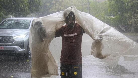 Heavy Rain: டெல்லி அருகே குருகிராமில் கனமழையால் சாலைகளில் தேங்கிய நீரால் போக்குவரத்து பாதிக்கப்பட்டது.