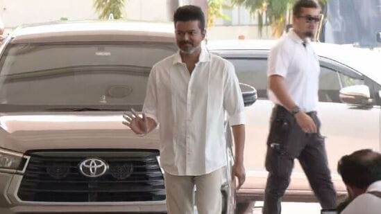 நீண்ட நேரமாக விஜய் வருகைக்காக அனைவரும் காத்திருந்த நிலையில் வெள்ளை சட்டையில் அசத்தலான என்ட்ரி கொடுத்தார். தனக்கு மரியாதை கொடுத்த அனைவரையும் பாசமாக அமருங்கள் என சொல்லி அமர வைத்தார்.&nbsp;