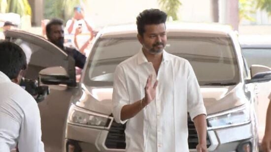 விழாவில் பேசத் தொடங்கிய தமிழக வெற்றிக் கழக தலைவர் விஜய் விழாவை சிறப்பாக ஏற்பாடு செய்து நடத்தி வரும் பொதுச்செயலாளர் புஸ்ஸி ஆனந்த் தமிழக வெற்றிக் கழக நிர்வாகிகள் மற்றும் என் நெஞ்சில் குடியிருக்கும் நண்பா நண்பிகள் அனைவருக்கும் எனது பணிவான வணக்கங்கள். உங்களை எல்லோரையும் மீண்டும் சந்திப்பதில் மகிழ்ச்சி பாசிட்டிவ் பவர் இருப்பவர்களை பார்த்தால் ஒரு சக்தி கிடைக்கும். இன்று எனக்கு கிடைத்துள்ளது. தமிழகத்தின் எதிர்காலம் மாணவ மாணவிகள் தான் என்றார்