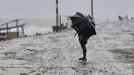 Weather Update : தமிழகத்தில் அடுத்த மூன்று மணி நேரத்தில் 7 மாவட்டங்களில் ஒரு சில இடங்களில் மிதமான மழை பெய்ய வாய்ப்பு உள்ளது என சென்னை வானிலை ஆய்வு மையம் தெரிவித்துள்ளது. காலை 10 மணி வரை நீலகிரி, கோவை, திருப்பூர், தேனி, தென்காசி, நெல்லை, கன்னியாகுமரி மாவட்டங்களில் மழைக்கு வாய்ப்புள்ளது.