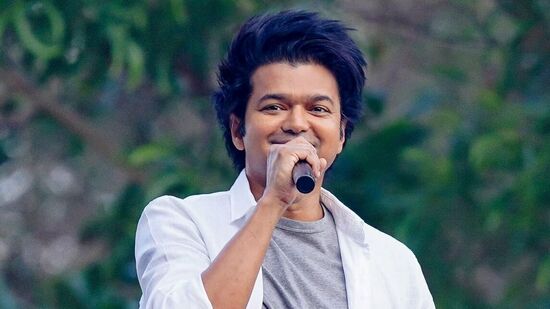 விஜய் விருது வழங்கும் விழாவில் மாணவர்கள் மட்டும் குடும்பத்தினருக்கு வழங்க இருக்கும் மதிய உணவு பட்டியல் என்னென்ன என்பதை பார்க்கலாம். சாதம், வடை, அப்பளம், அவியல், வெற்றிலை பாயாசம், மோர், மலாய் சான்விச், இஞ்சி துவையல், தயிர் பச்சடி, அவரை மணிலா பொரியல்ம் உருளை காரகறி, வத்தக் குழம்பு, கதம்ப சாம்பார், ஆணியன் மணிலா, தக்காளி ரசம் என தடபுடல் விருந்து தயார் செய்யப்பட்டு உள்ளது.&nbsp;