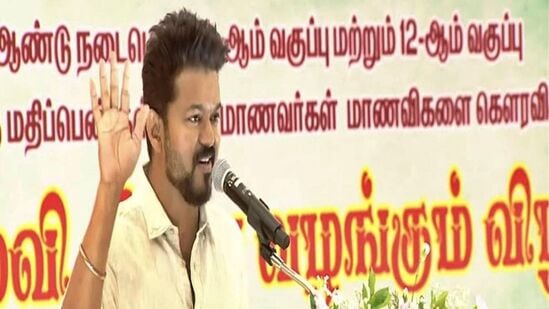 மாணவர்களுக்கு பாராட்டு விழா.. முதல் நபராக அவசரமாக சென்ற விஜய்.. காரணம் என்ன?