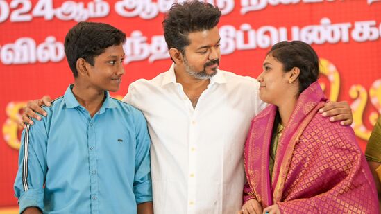 நல்ல தலைவர்கள் தேவைஇங்கு நமக்கு நல்ல தலைவர்கள் தேவைப்படுகிறார்கள். நான் தலைவர்கள் சொன்னது அரசியல் ரீதியாக மட்டுமில்லை, நீங்கள் செல்லும் இடத்திலும் தலைவர்களாக மாற வேண்டும் என்பதற்காகத் தான் சொன்னேன்.அரசியலுக்கு வர வேண்டுமா? வேண்டாமா?வரும் காலத்தில் அரசியலும் கரியராக மாற வேண்டும் என்பது என் ஆசை. நல்லா படிச்சவங்க அரசியலுக்கு வர வேண்டுமா? வேண்டாமா? நீங்களே சொல்லுங்கள்? நல்ல படிச்சவங்க தலைவராக வேண்டுமா? வேண்டாமா?&nbsp;&nbsp;
