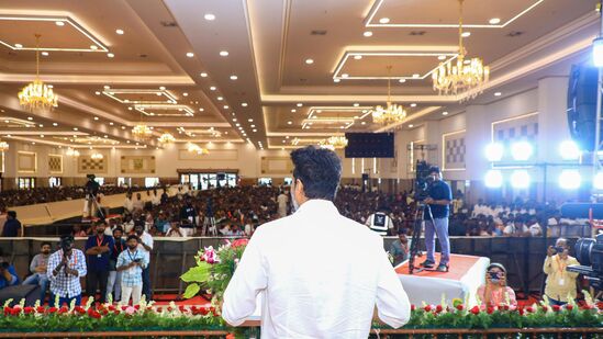 பொய்யான பிரச்சாரங்கள்படிக்கும் போதே மறைமுகமாக அரசியலில் ஈடுபடுங்கள். நாளிதழ் படியுங்கள். எல்லாமே பாருங்கள். உண்மை எது பொய் எது என தெரிந்து கொள்ளலாம். இதை புரிந்து கொண்டாலே ஒரு சில அரசியல் கட்சி செய்யும் பொய்யான பிரச்சாரங்கள் நம்பாமல் இருக்கலாம். இது தெரிந்து கொண்டாலே ஒரு சிறந்த அரசியல் எதுவுமே இருக்க முடியாது.&nbsp;