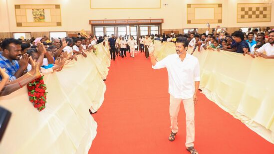 பாசிட்டிவ் எனர்ஜிஎதிர்காலத்தின் தமிழக மாணவ, மாணவிகளான உங்களைச் சந்திப்பதில் மகிழ்ச்சி. ஒரு பாசிட்டிவ் எனர்ஜி இருப்பவர்களைப் பார்க்கும் போது தானாக ஒன்று நடக்கும் என சொல்லுவார்கள் அல்லவா.. அது எனக்கு இன்று காலை முதல் நடக்கிறது. உங்க எல்லாரையும் பார்த்தவுடன் அது நடக்கிறது. இந்த மாதிரி விழாவில் இரண்டு நல்ல விஷயங்கள் சொல்வதைத் தாண்டி என்ன சொல்வது என தெரியவில்லை. நீங்க எல்லாரும் அடுத்த கட்டம் நோக்கி போகிறீர்கள். உங்களில் சிலருக்கு அடுத்தது என்ன செய்யப் போகிறோம் என தெரியும். அதில் சிறிய தோய்வு ஏற்படலாம்.எல்லா தொழிலும் நல்லது தான். ஆனால் 100% உழைப்பு போட்டால் யாராக இருந்தாலும் நிச்சயம் வெற்றி தான். அதில் இருக்கும் அனைத்தையும் தெரிந்து கொள்ளுங்கள்.&nbsp;