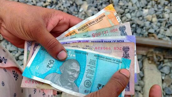 ரிஷபம் எடுக்கும் தவறான முடிவுகளால் பணப் பற்றாக்குறை சந்திப்பீர்கள். ஜூலை மாதம் சிலருக்கு கை கட்டிவிடும். பாக்கெட் காலியாக இருப்பதால் அவதிப்பட வாய்ப்பு உள்ளது.